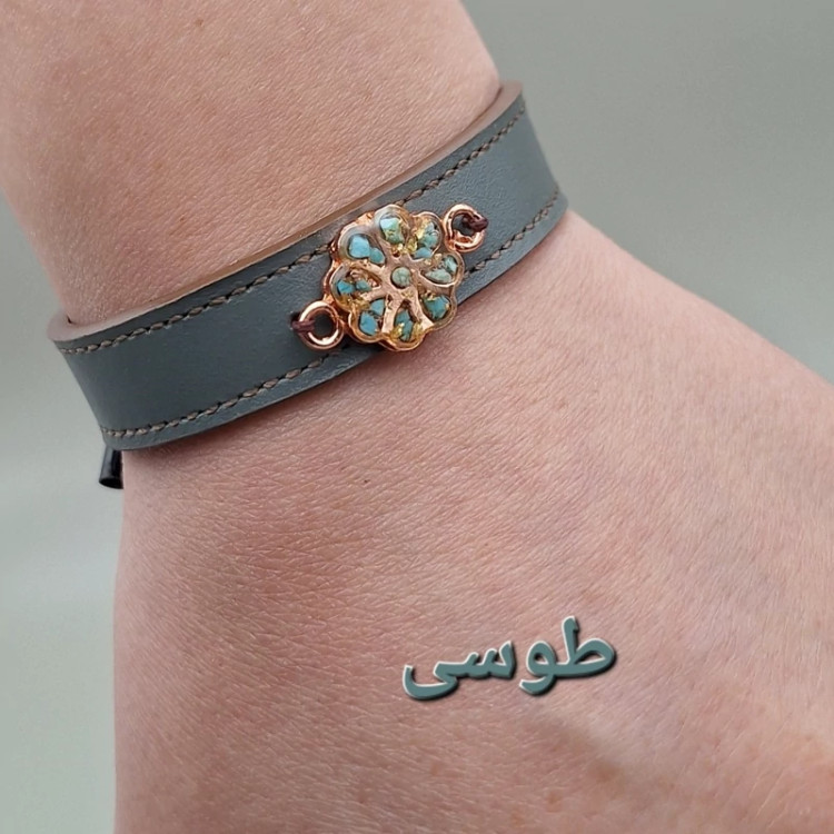 دستبند چرم طبیعی گاوی با رکاب مس و فیروزه طبیعی کد 03