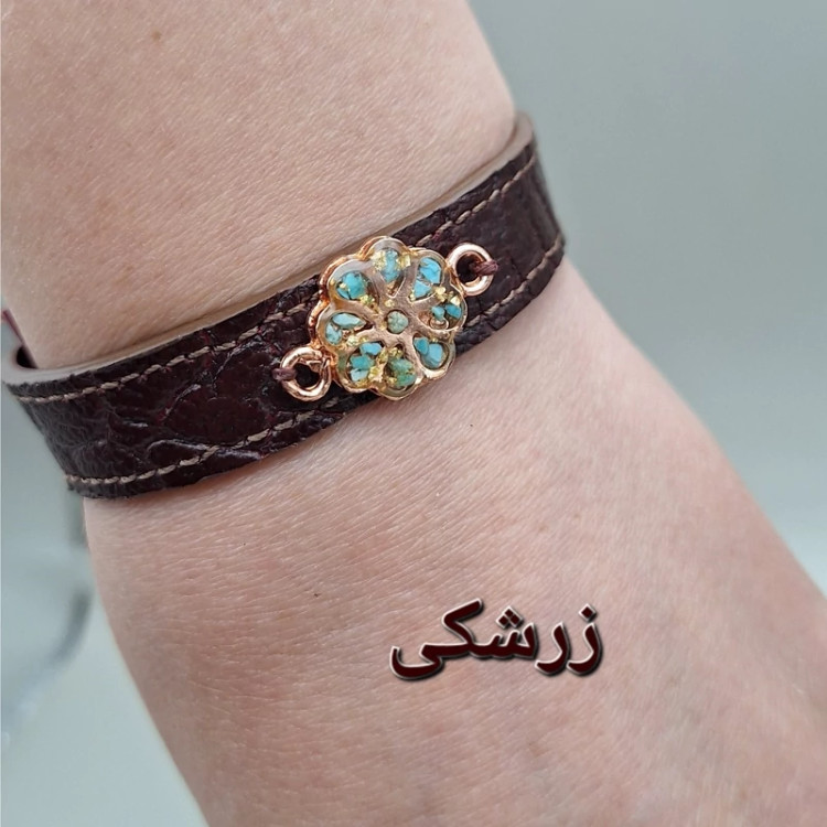 دستبند چرم طبیعی گاوی با رکاب مس و فیروزه طبیعی کد 03