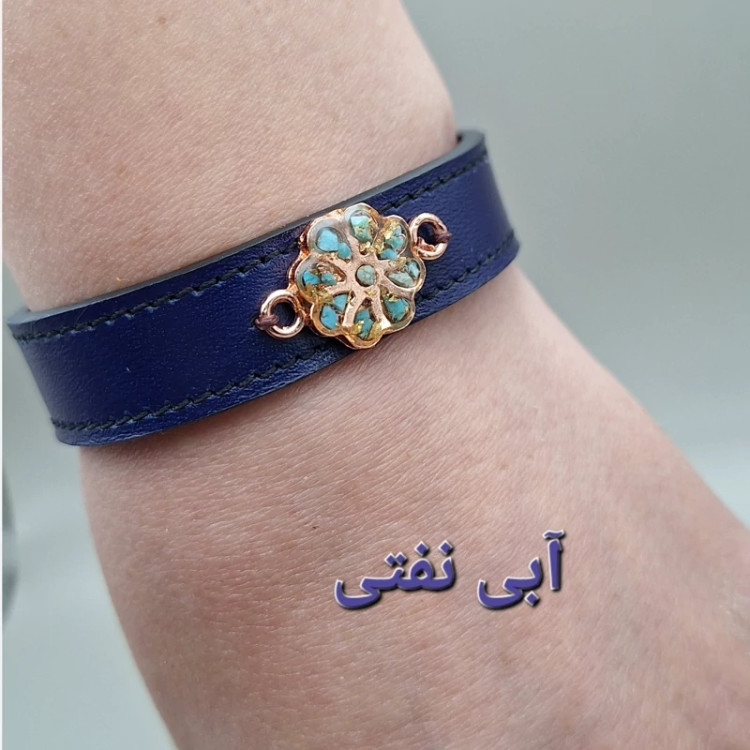 دستبند چرم طبیعی گاوی با رکاب مس و فیروزه طبیعی کد 03