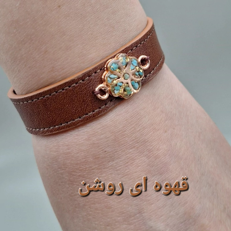 دستبند چرم طبیعی گاوی با رکاب مس و فیروزه طبیعی کد 03
