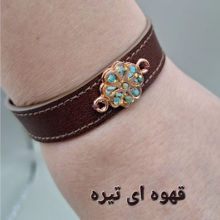 دستبند چرم طبیعی گاوی با رکاب مس و فیروزه طبیعی کد 03