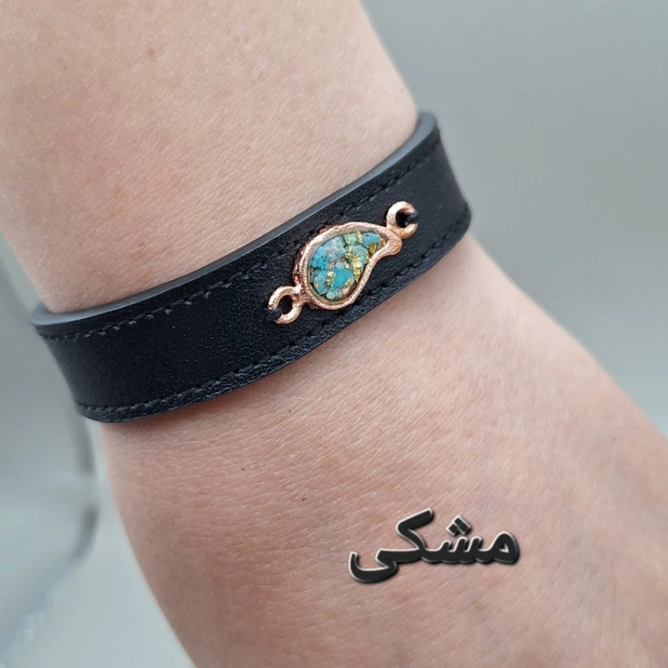 دستبند چرم طبیعی گاوی با رکاب مس و فیروزه طبیعی کد 02