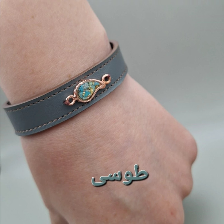دستبند چرم طبیعی گاوی با رکاب مس و فیروزه طبیعی کد 02