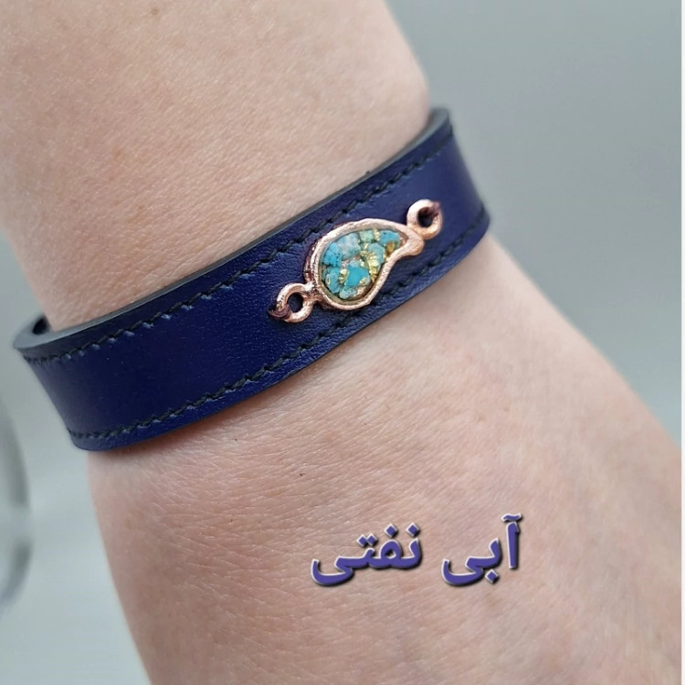دستبند چرم طبیعی گاوی با رکاب مس و فیروزه طبیعی کد 02