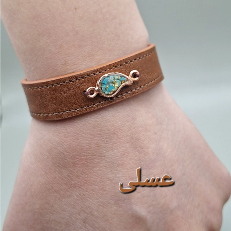 دستبند چرم طبیعی گاوی با رکاب مس و فیروزه طبیعی کد 02
