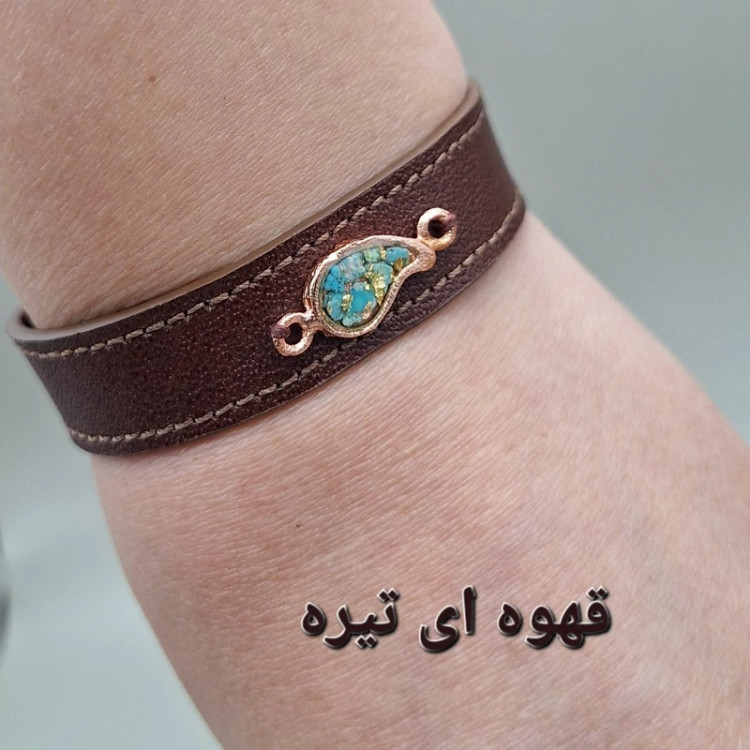 دستبند چرم طبیعی گاوی با رکاب مس و فیروزه طبیعی کد 02