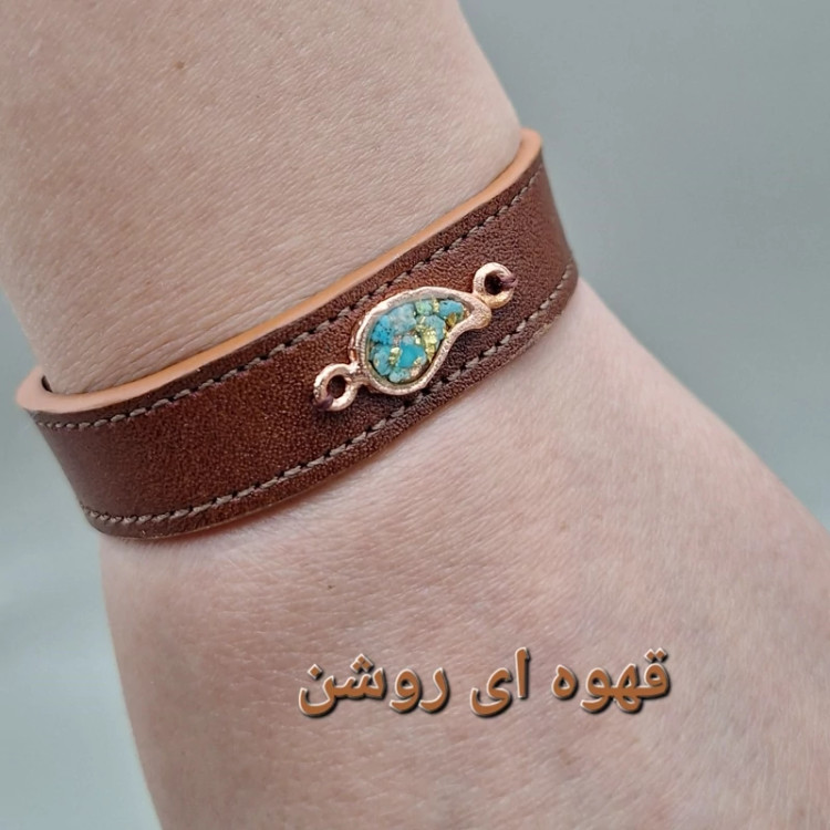 دستبند چرم طبیعی گاوی با رکاب مس و فیروزه طبیعی کد 02