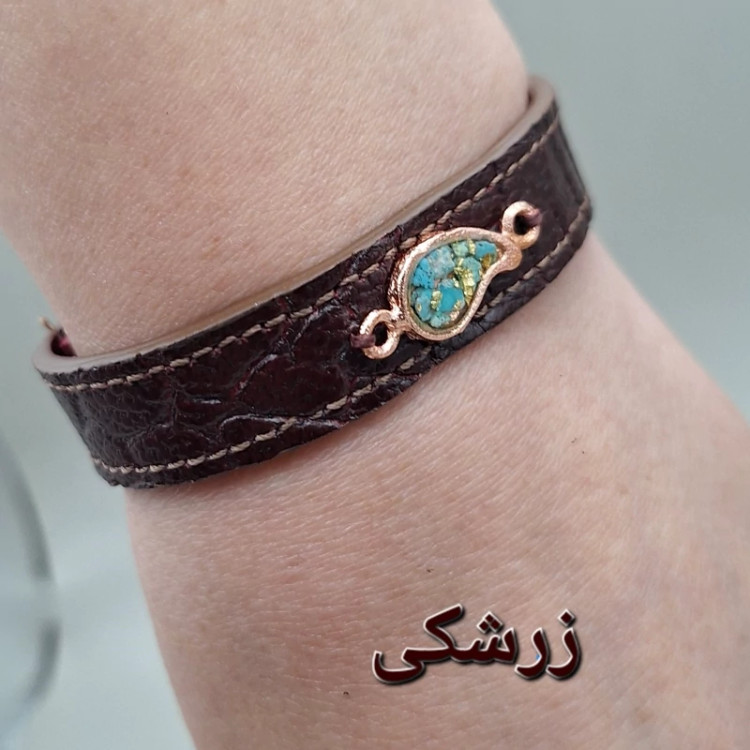 دستبند چرم طبیعی گاوی با رکاب مس و فیروزه طبیعی کد 02