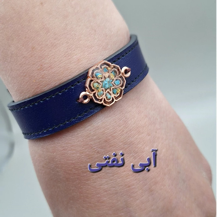 دستبند چرم طبیعی گاوی با رکاب مس و فیروزه طبیعی کد 05