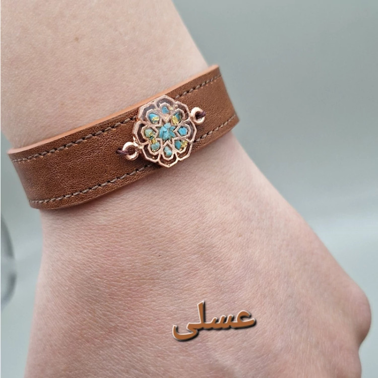 دستبند چرم طبیعی گاوی با رکاب مس و فیروزه طبیعی کد 05