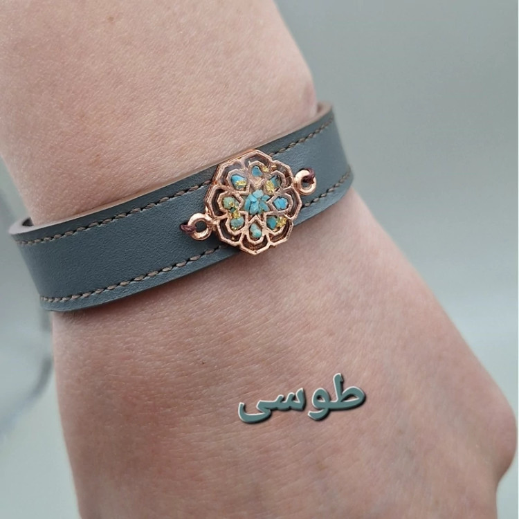 دستبند چرم طبیعی گاوی با رکاب مس و فیروزه طبیعی کد 05