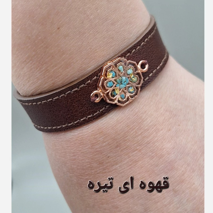 دستبند چرم طبیعی گاوی با رکاب مس و فیروزه طبیعی کد 05