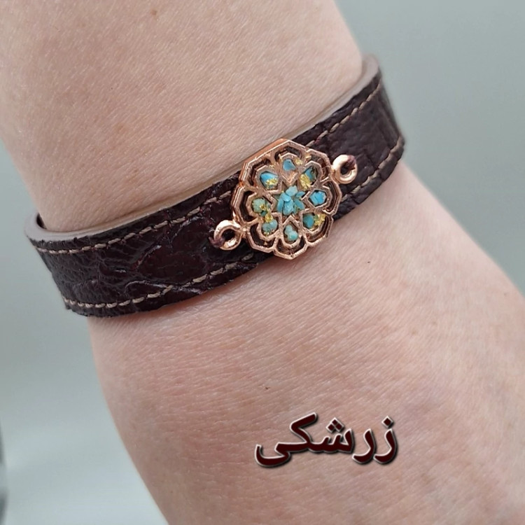 دستبند چرم طبیعی گاوی با رکاب مس و فیروزه طبیعی کد 05