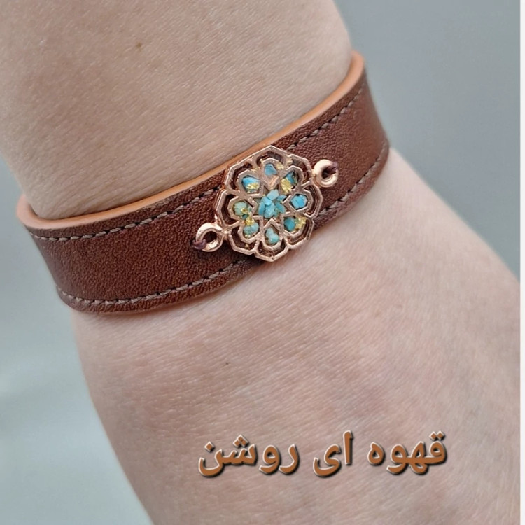 دستبند چرم طبیعی گاوی با رکاب مس و فیروزه طبیعی کد 05