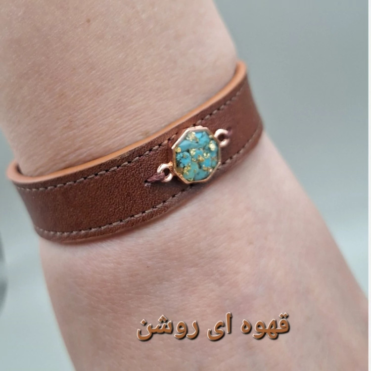 دستبند چرم طبیعی گاوی با رکاب مس و فیروزه طبیعی کد04