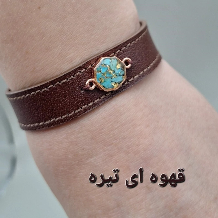 دستبند چرم طبیعی گاوی با رکاب مس و فیروزه طبیعی کد04