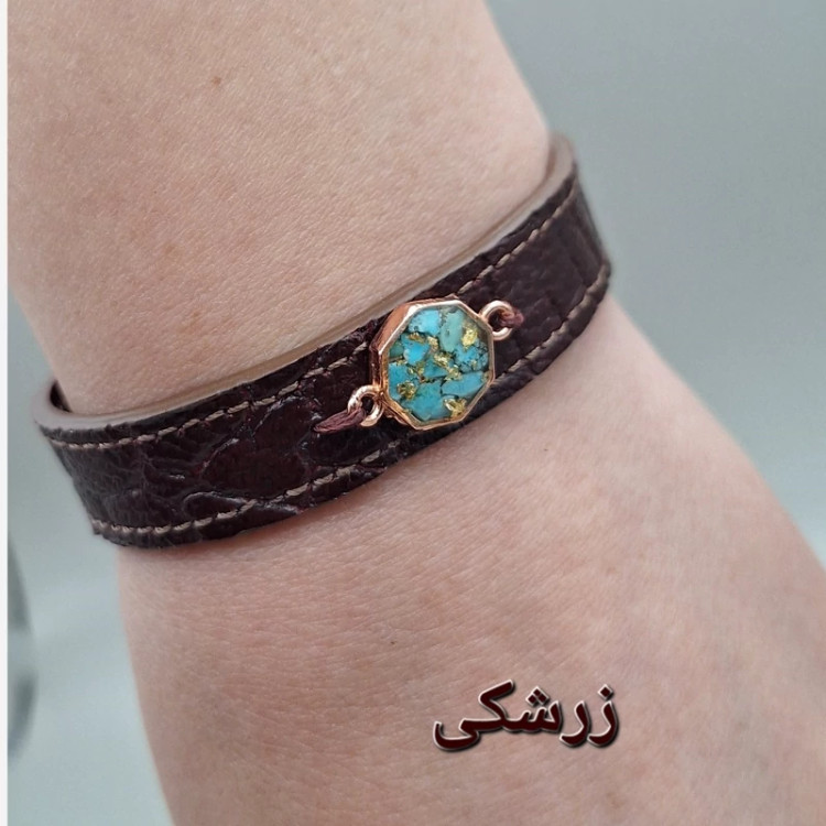 دستبند چرم طبیعی گاوی با رکاب مس و فیروزه طبیعی کد04
