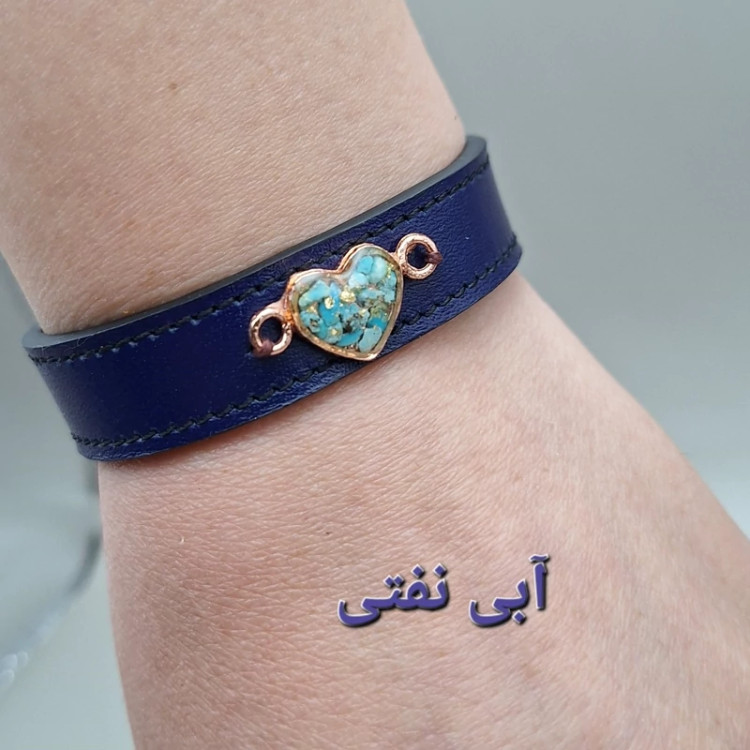 دستبند چرم طبیعی گاوی با رکاب مس و فیروزه طبیعی کد 01