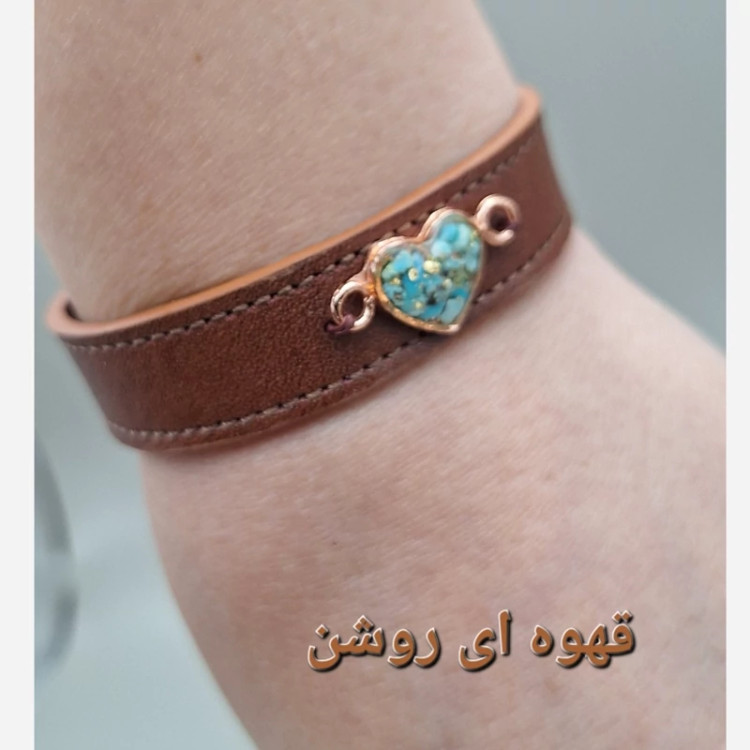 دستبند چرم طبیعی گاوی با رکاب مس و فیروزه طبیعی کد 01