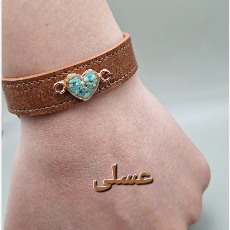 دستبند چرم طبیعی گاوی با رکاب مس و فیروزه طبیعی کد 01
