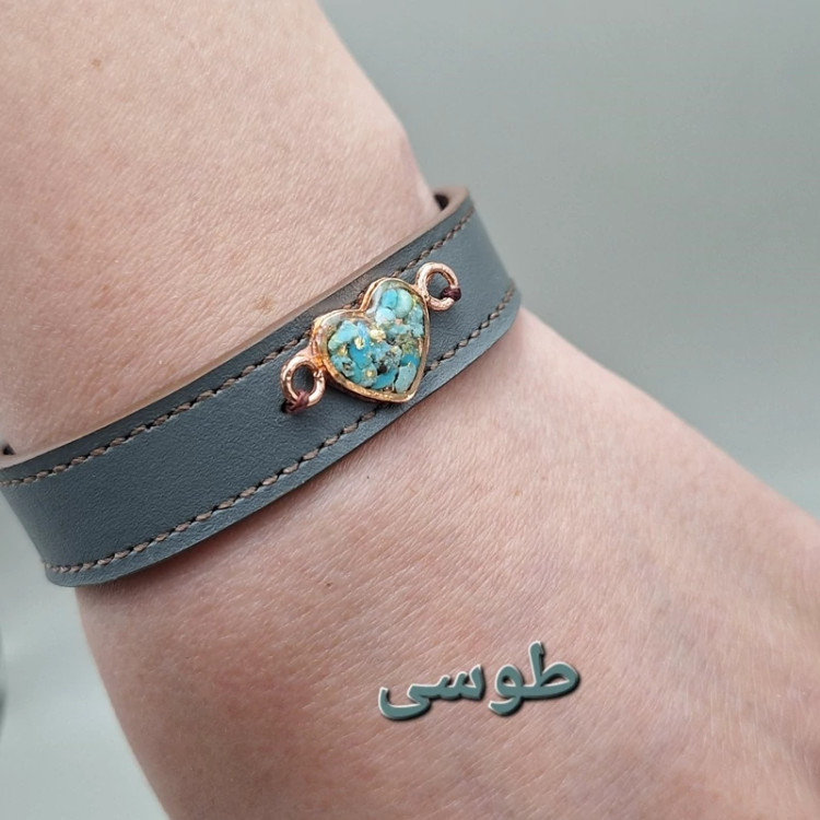 دستبند چرم طبیعی گاوی با رکاب مس و فیروزه طبیعی کد 01