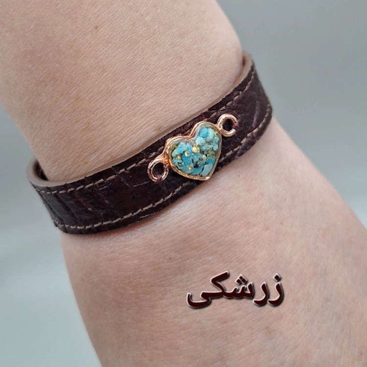 دستبند چرم طبیعی گاوی با رکاب مس و فیروزه طبیعی کد 01