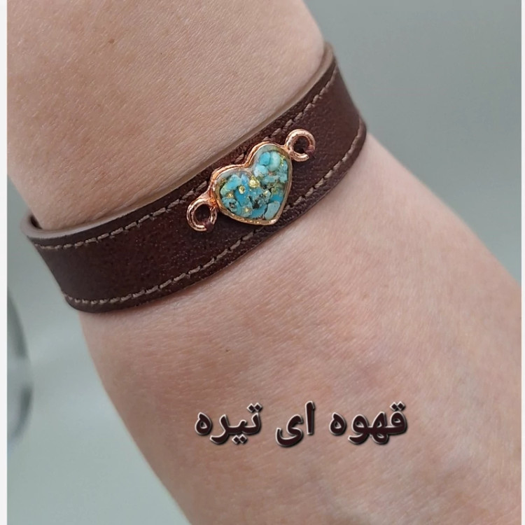 دستبند چرم طبیعی گاوی با رکاب مس و فیروزه طبیعی کد 01