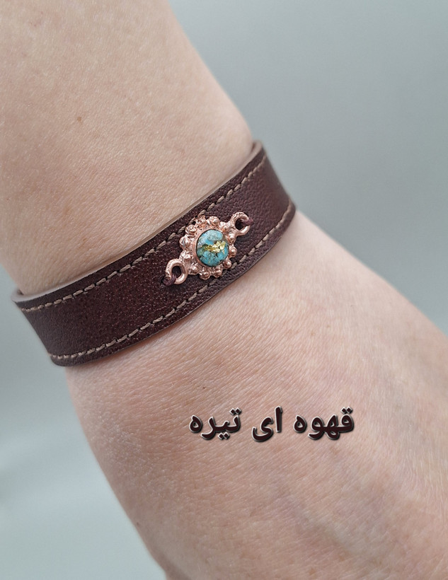 دستبند چرم طبیعی گاو با رکاب مس و فیروزه طبیعی کد ۰۶