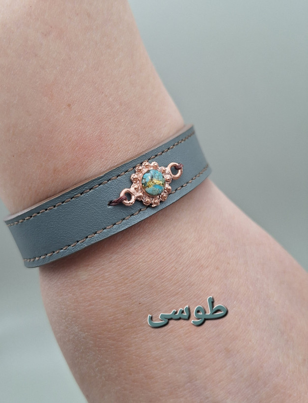 دستبند چرم طبیعی گاو با رکاب مس و فیروزه طبیعی کد ۰۶