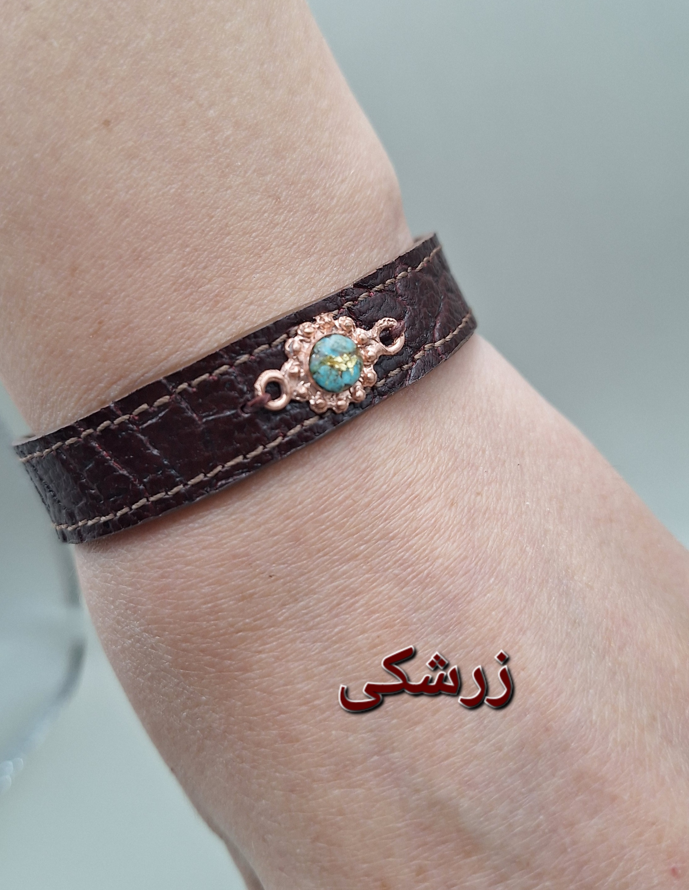 دستبند چرم طبیعی گاو با رکاب مس و فیروزه طبیعی کد ۰۶