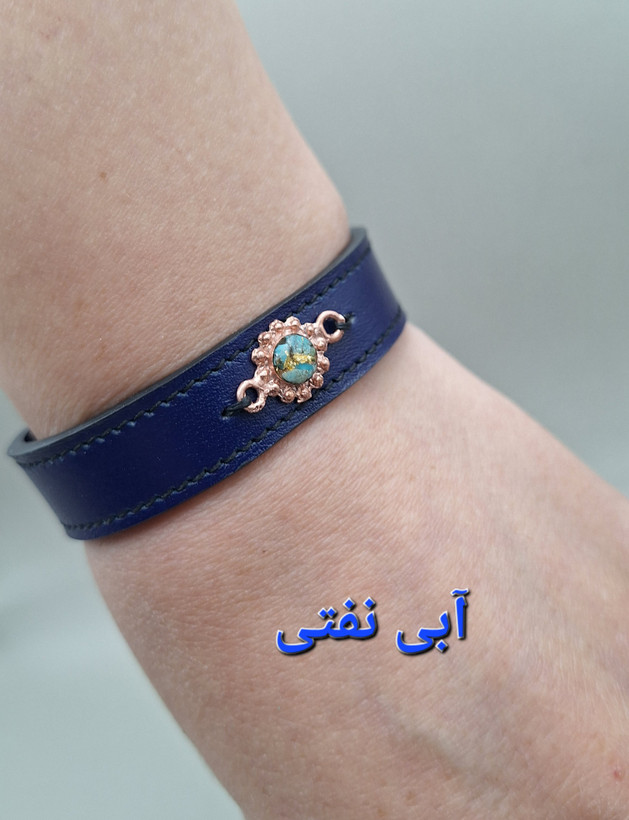 دستبند چرم طبیعی گاو با رکاب مس و فیروزه طبیعی کد ۰۶