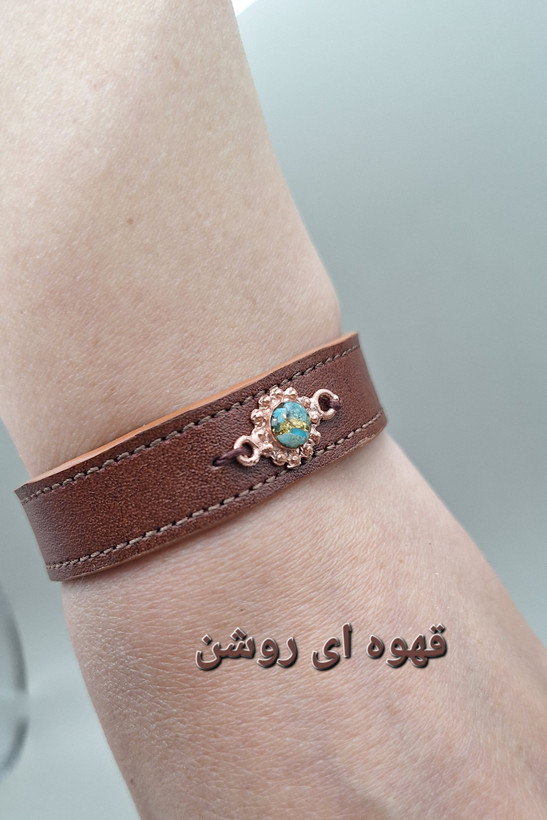 دستبند چرم طبیعی گاو با رکاب مس و فیروزه طبیعی کد ۰۶